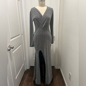 Beautiful comfortable silver\black dress with long sleeves and slit